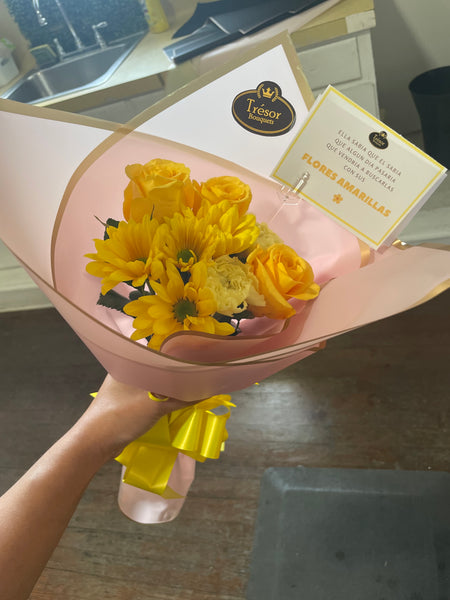 Flores Amarillas Lovely Assorted Bouquet